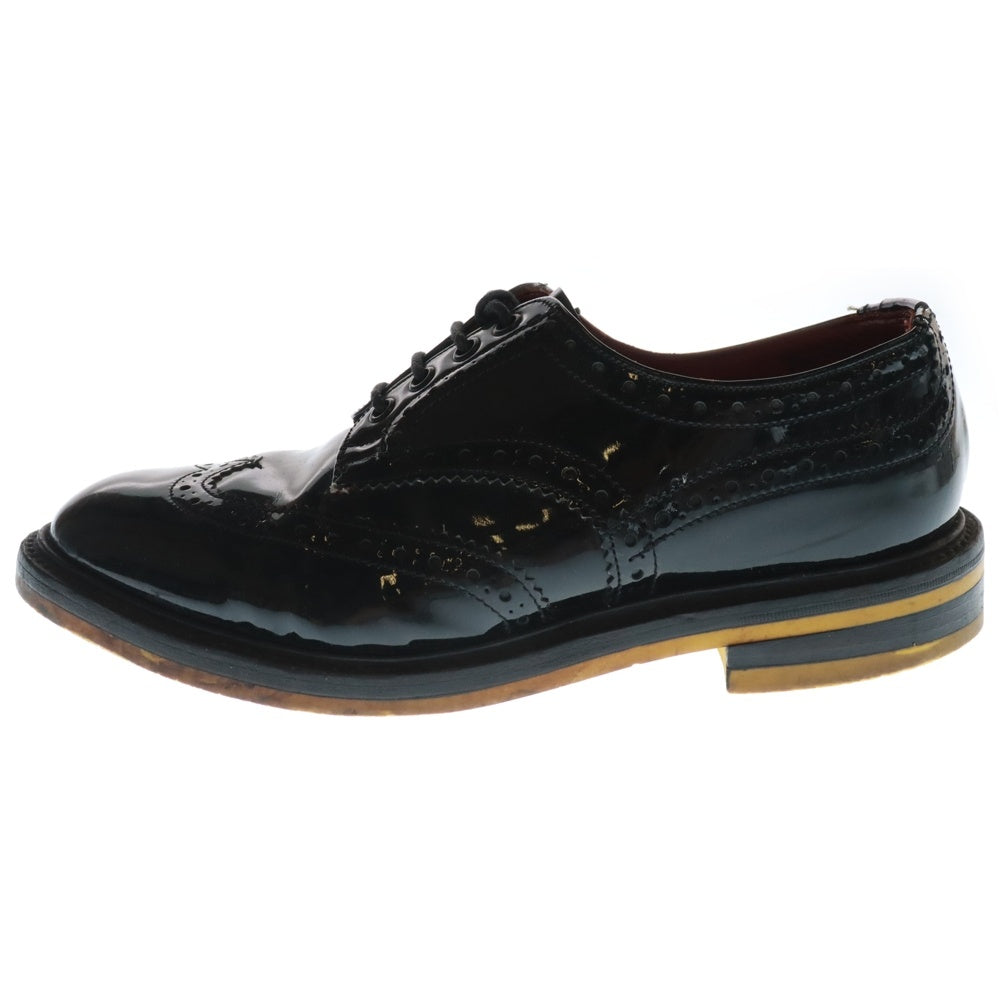 Tricker's(トリッカーズ) ×1PIU1UGUALE3 ウノピゥウノウグァーレトレ エナメル ウィングチップシューズ ブラック MRG033-ENM001