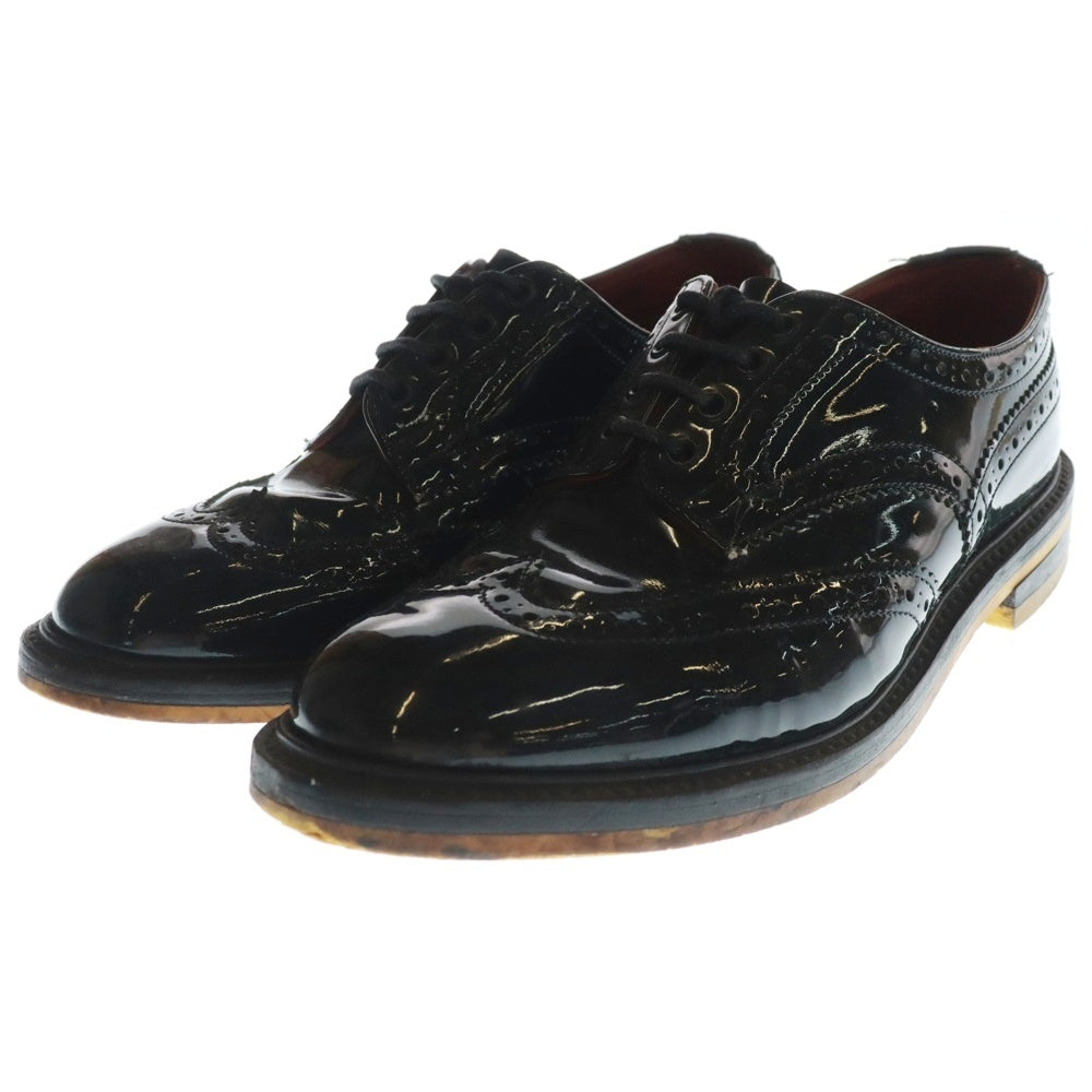 Tricker's(トリッカーズ) ×1PIU1UGUALE3 ウノピゥウノウグァーレトレ エナメル ウィングチップシューズ ブラック MRG033-ENM001