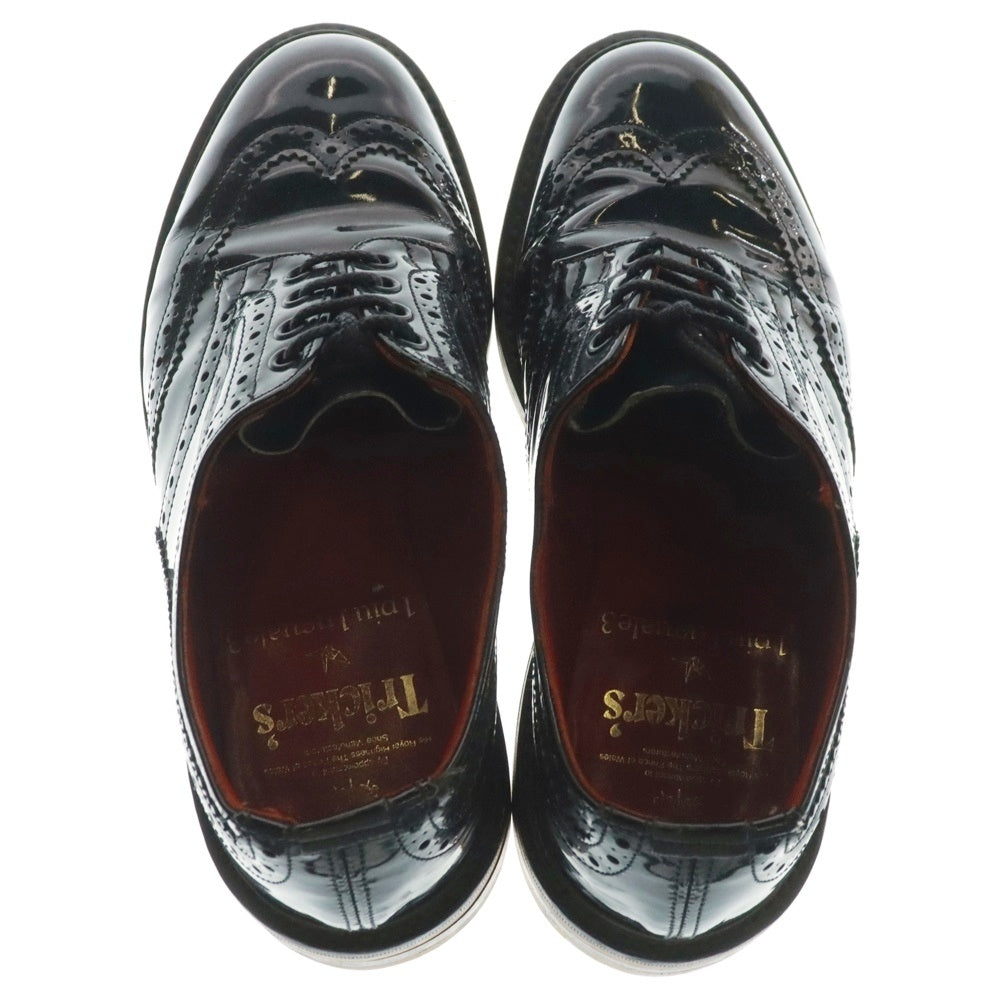 Tricker's(トリッカーズ) ×1PIU1UGUALE3 ウノピゥウノウグァーレトレ エナメル ウィングチップシューズ ブラック MRG033-ENM001