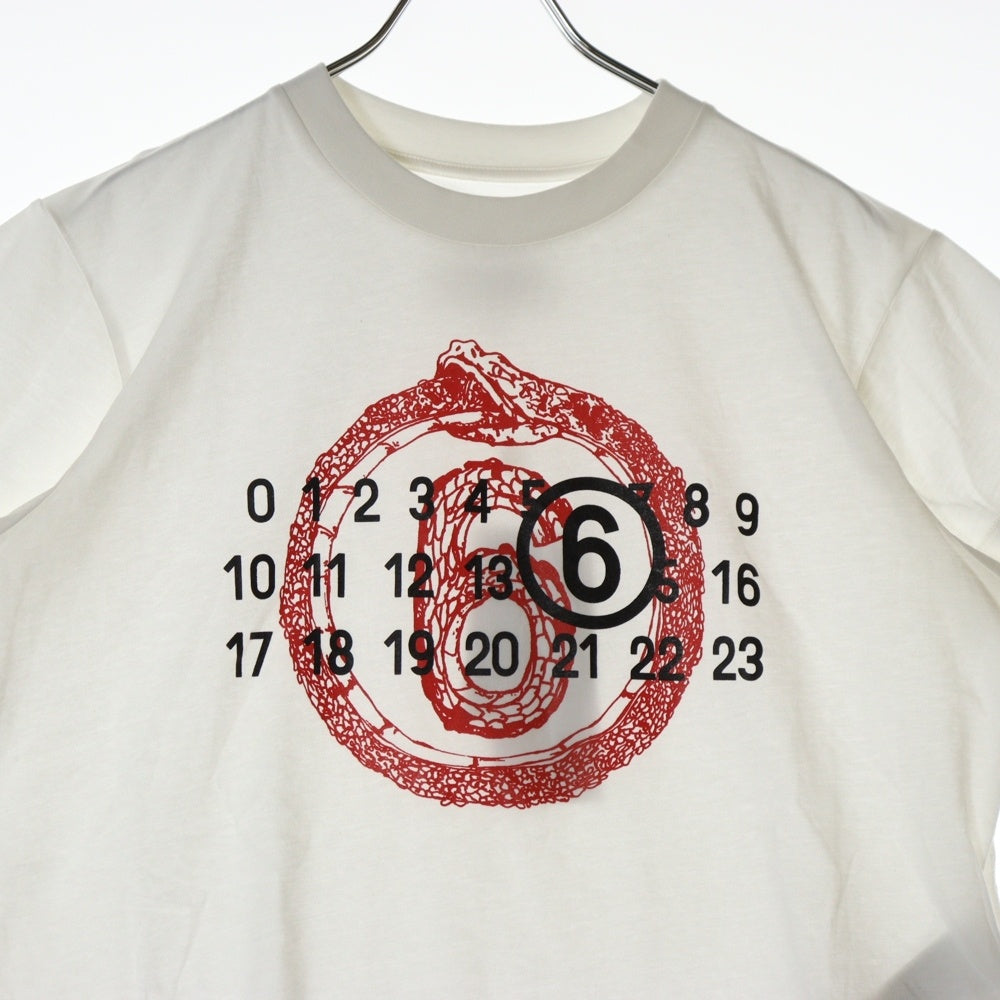 MM6 Maison Margiela(エムエムシックスメゾンマルジェラ) 25SS スネークカレンダーロゴ クルーネック コットン 半袖Tシャツ カットソー ホワイト レディース S62GD0196 S24312