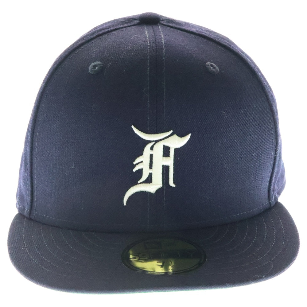 FEAR OF GOD ESSENTIALS(フィアオブゴッド エッセンシャルズ) × NEW ERA 59FIFTY Fitted ニューエラ ロゴエンブロイダリー 6パネル ベースボールキャップ 帽子 ネイビー
