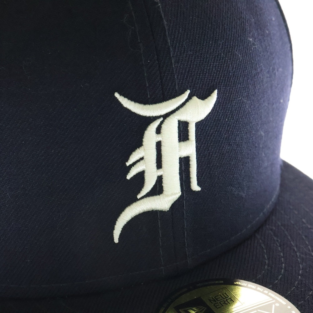 FEAR OF GOD ESSENTIALS(フィアオブゴッド エッセンシャルズ) × NEW ERA 59FIFTY Fitted ニューエラ ロゴエンブロイダリー 6パネル ベースボールキャップ 帽子 ネイビー
