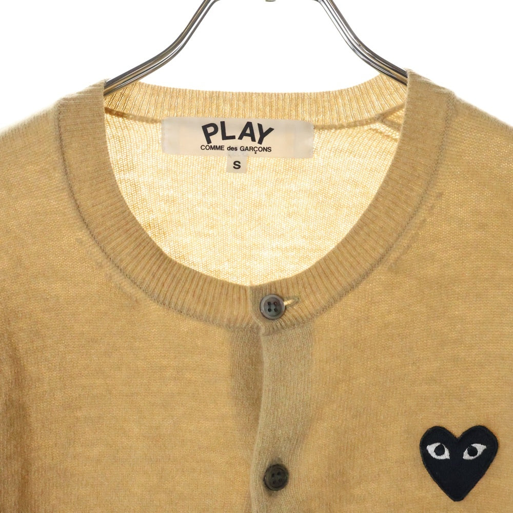 PLAY COMME des GARCONS(プレイコムデギャルソン) AD2021 ハートワッペン ワンポイント クルーネック ウール ニット カーディガン ベージュ AZ-N023