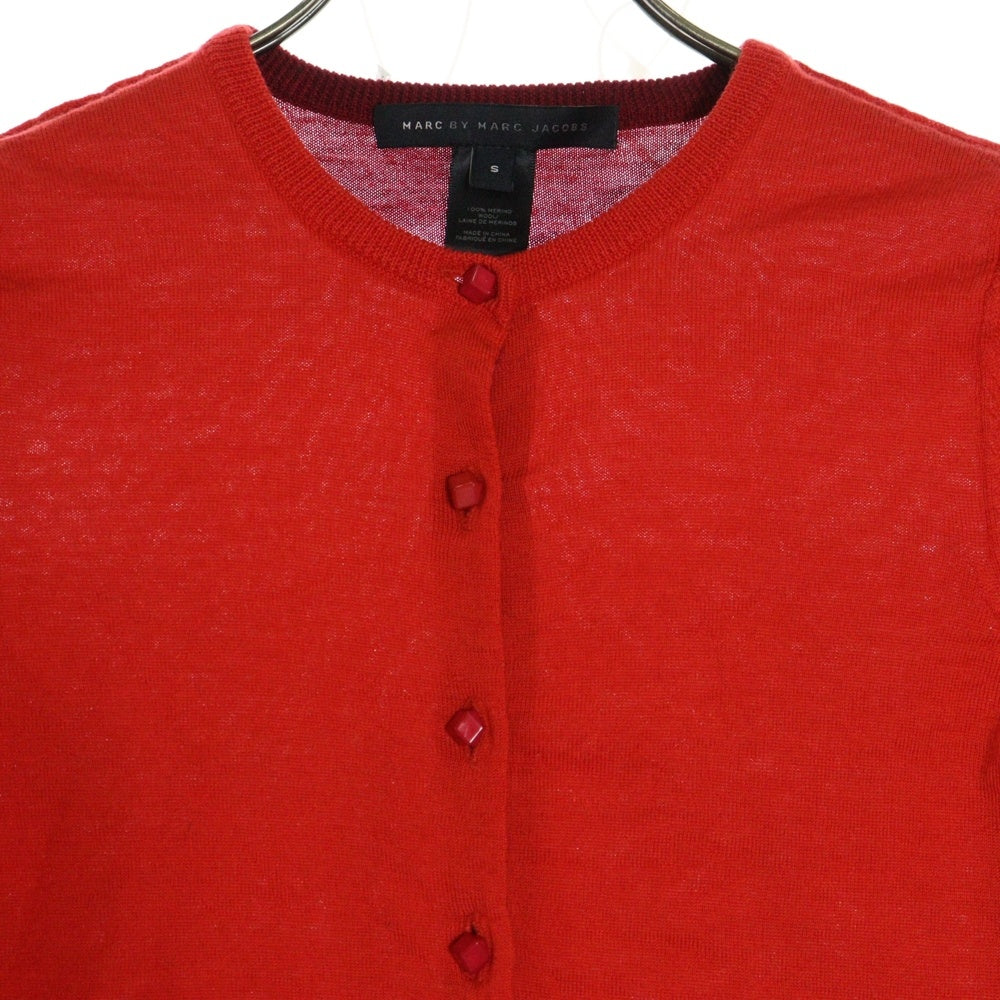 MARC BY MARC JACOBS(マーク バイ マーク ジェイコブス) デザインボタン クルーネック ウール ニット カーディガン レッド レディース