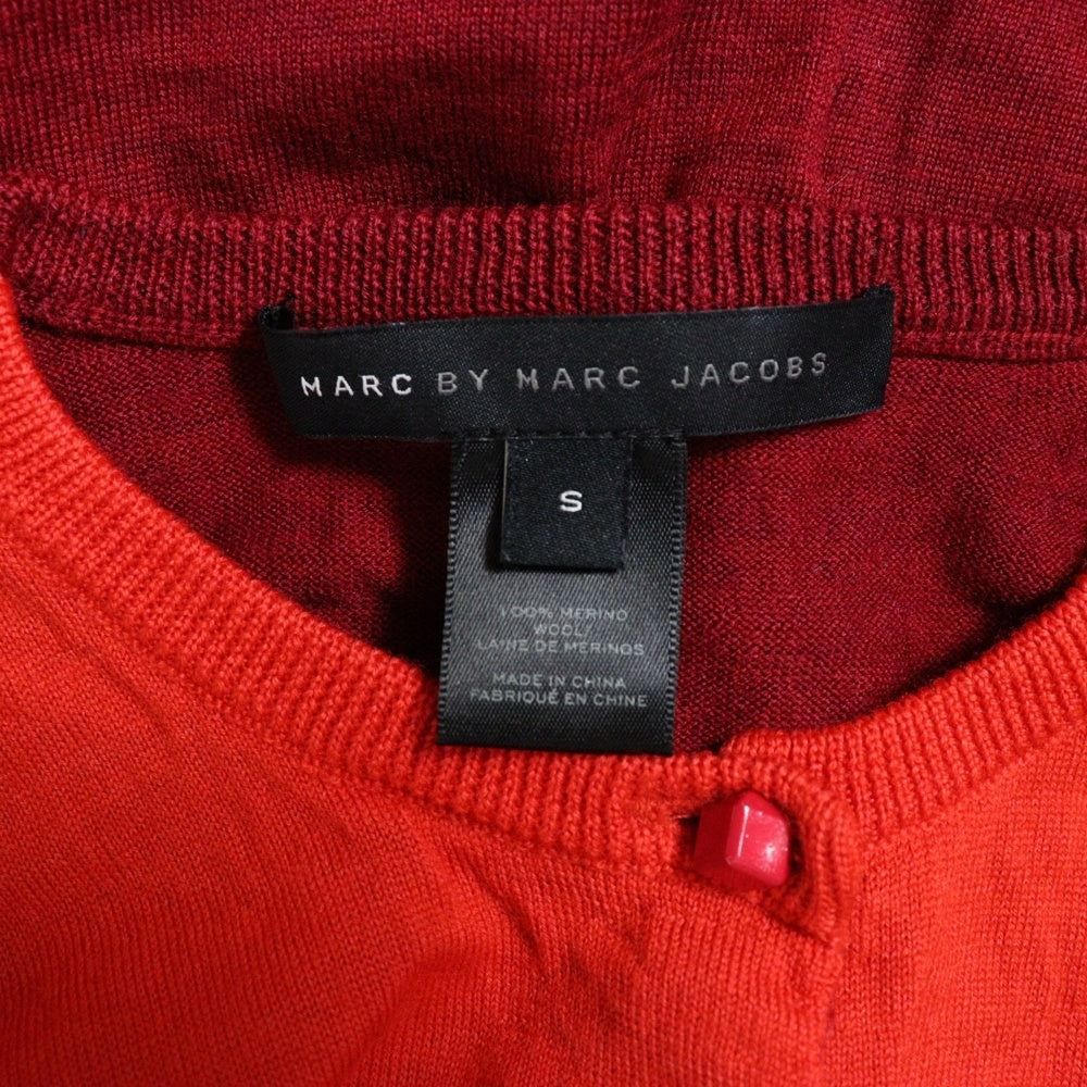 MARC BY MARC JACOBS(マーク バイ マーク ジェイコブス) デザインボタン クルーネック ウール ニット カーディガン レッド レディース