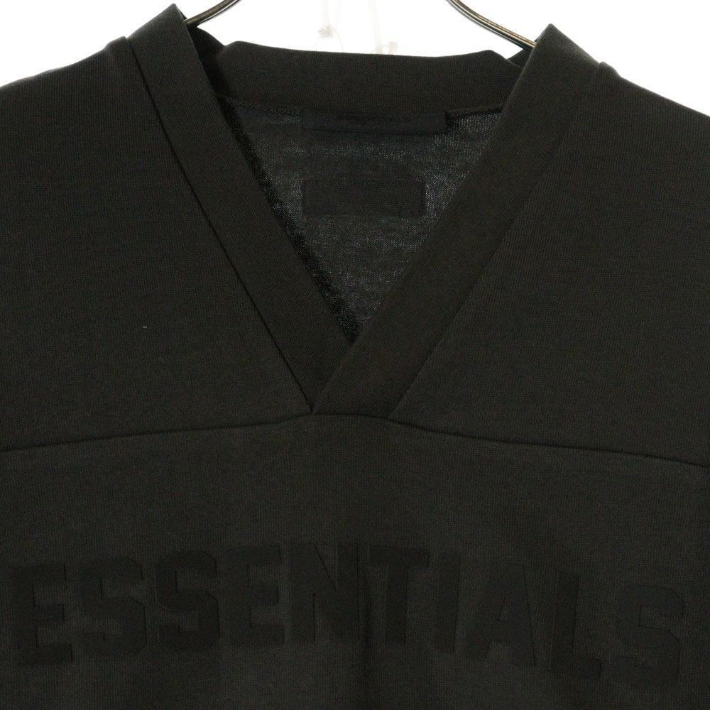 FEAR OF GOD ESSENTIALS(フィアオブゴッド エッセンシャルズ) FOOTBALL TEE フットボール フロントロゴ Vネック半袖Tシャツ カットソーカーキ