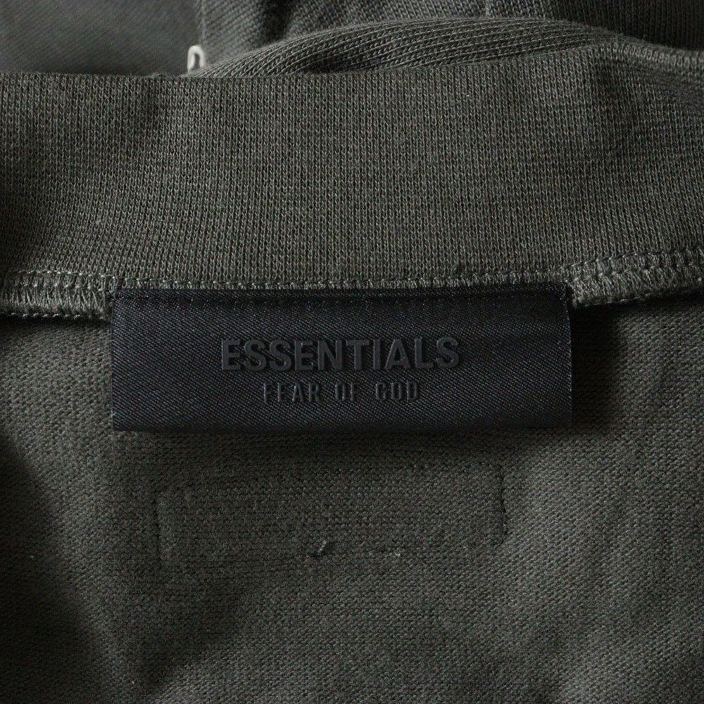 FEAR OF GOD ESSENTIALS(フィアオブゴッド エッセンシャルズ) FOOTBALL TEE フットボール フロントロゴ Vネック半袖Tシャツ カットソーカーキ