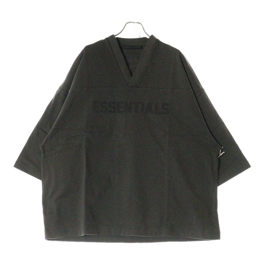 FEAR OF GOD ESSENTIALS(フィアオブゴッド エッセンシャルズ) FOOTBALL TEE フットボール フロントロゴ Vネック半袖Tシャツ カットソーカーキ