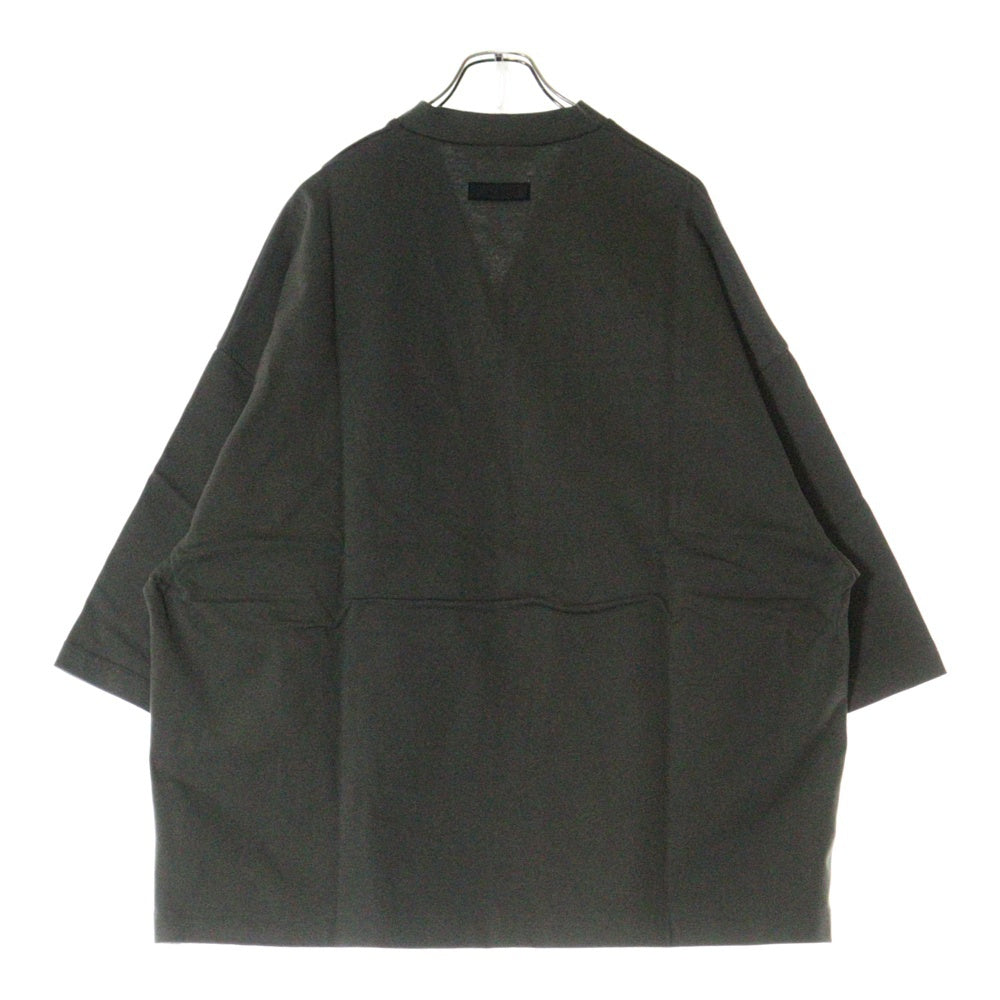 FEAR OF GOD ESSENTIALS(フィアオブゴッド エッセンシャルズ) FOOTBALL TEE フットボール フロントロゴ Vネック半袖Tシャツ カットソーカーキ