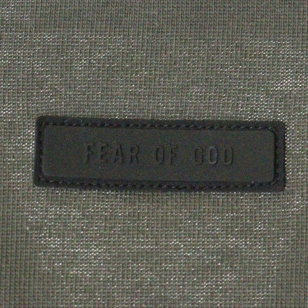 FEAR OF GOD ESSENTIALS(フィアオブゴッド エッセンシャルズ) FOOTBALL TEE フットボール フロントロゴ Vネック半袖Tシャツ カットソーカーキ