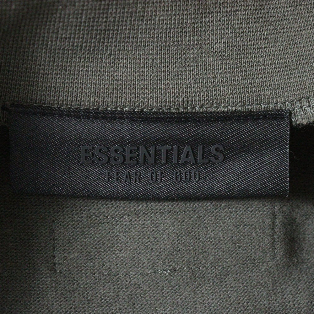 FEAR OF GOD ESSENTIALS(フィアオブゴッド エッセンシャルズ) FOOTBALL TEE フットボール フロントロゴ Vネック半袖Tシャツ カットソーカーキ