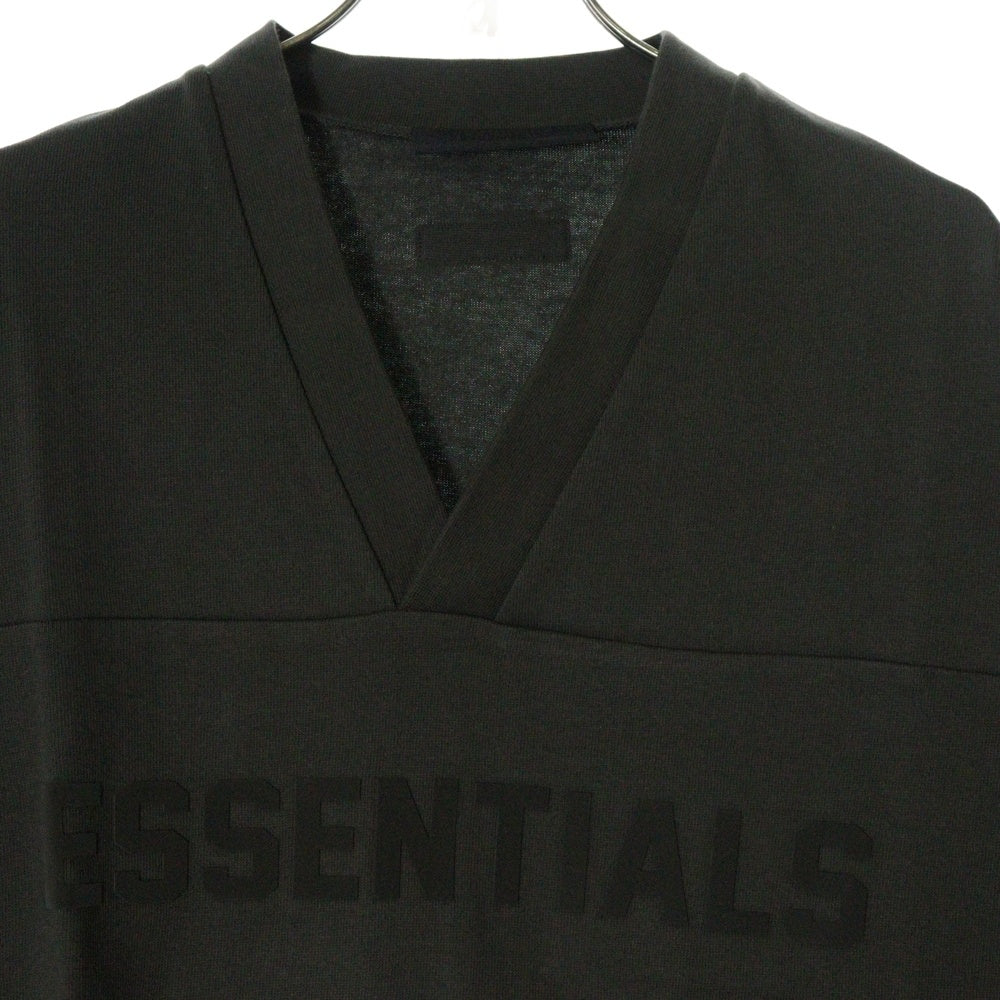 FEAR OF GOD ESSENTIALS(フィアオブゴッド エッセンシャルズ) FOOTBALL TEE フットボール フロントロゴ Vネック半袖Tシャツ カットソーカーキ