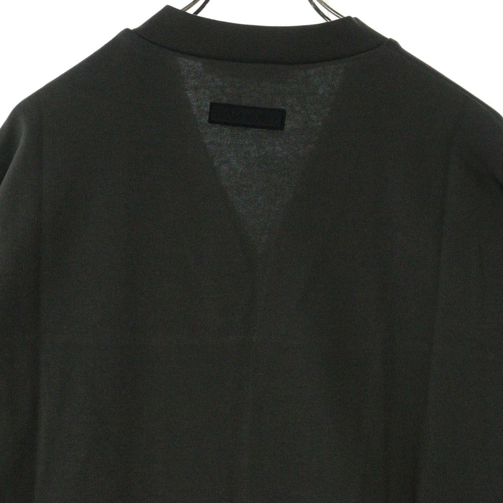 FEAR OF GOD ESSENTIALS(フィアオブゴッド エッセンシャルズ) FOOTBALL TEE フットボール フロントロゴ Vネック半袖Tシャツ カットソーカーキ