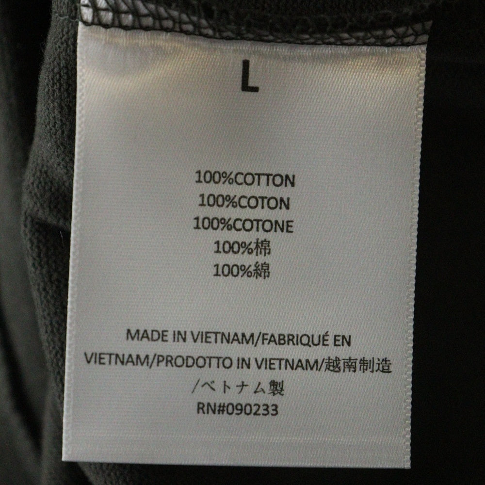 FEAR OF GOD ESSENTIALS(フィアオブゴッド エッセンシャルズ) FOOTBALL TEE フットボール フロントロゴ Vネック半袖Tシャツ カットソーカーキ