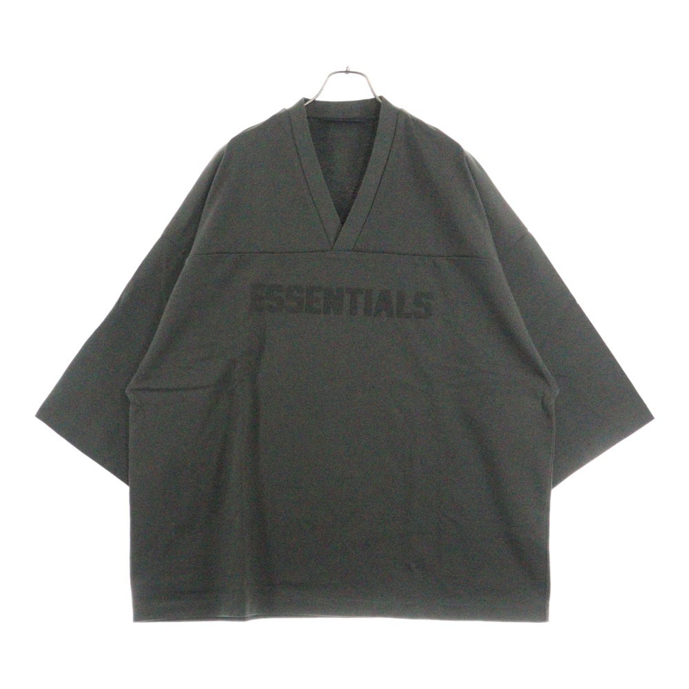 FEAR OF GOD ESSENTIALS(フィアオブゴッド エッセンシャルズ) FOOTBALL TEE フットボール フロントロゴ Vネック半袖Tシャツ カットソーカーキ