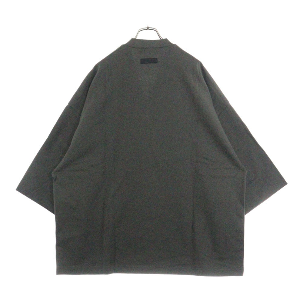 FEAR OF GOD ESSENTIALS(フィアオブゴッド エッセンシャルズ) FOOTBALL TEE フットボール フロントロゴ Vネック半袖Tシャツ カットソーカーキ