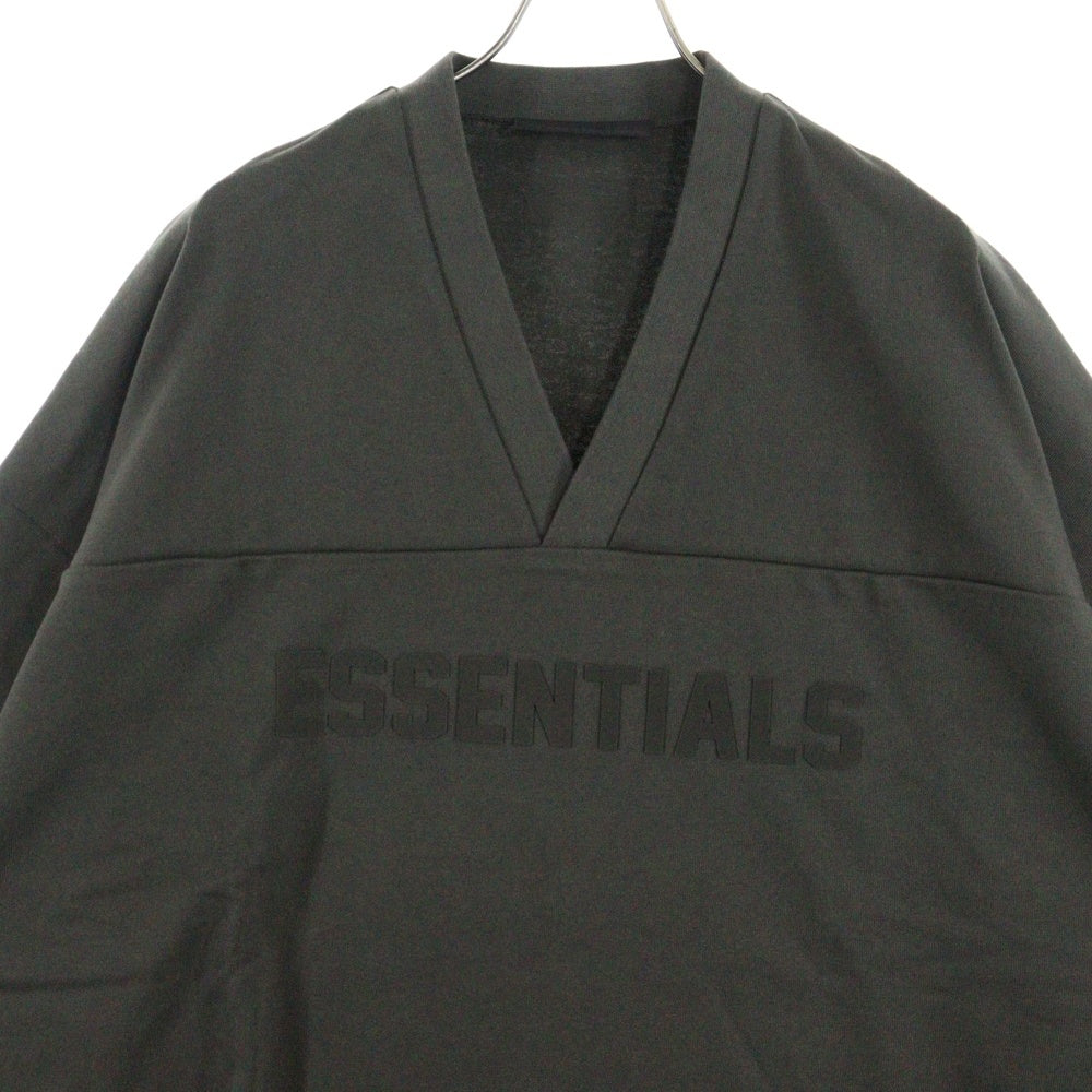 FEAR OF GOD ESSENTIALS(フィアオブゴッド エッセンシャルズ) FOOTBALL TEE フットボール フロントロゴ Vネック半袖Tシャツ カットソーカーキ