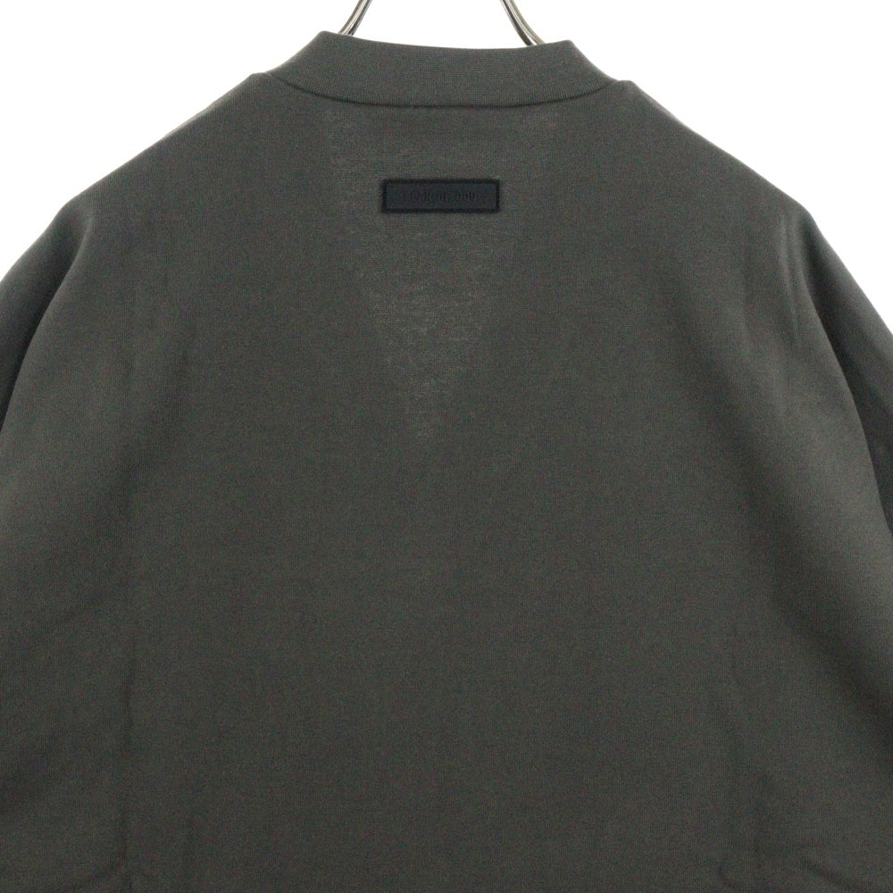 FEAR OF GOD ESSENTIALS(フィアオブゴッド エッセンシャルズ) FOOTBALL TEE フットボール フロントロゴ Vネック半袖Tシャツ カットソーカーキ
