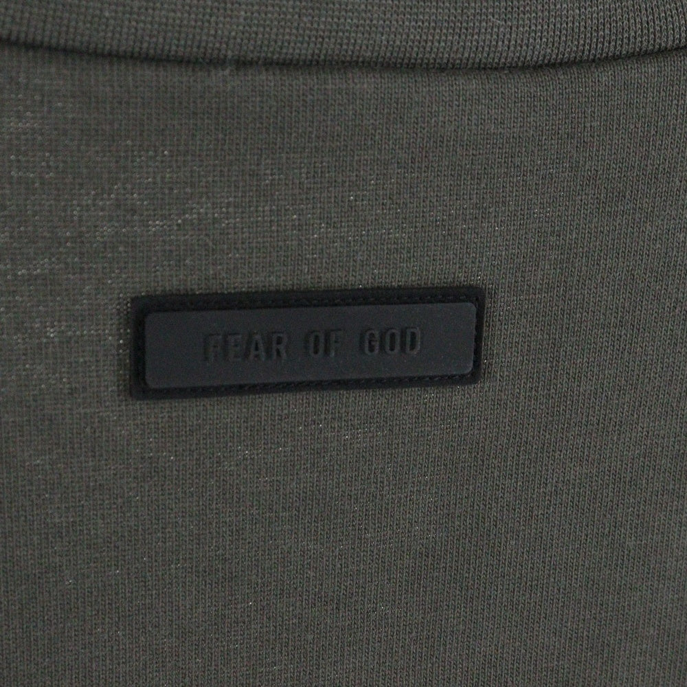 FEAR OF GOD ESSENTIALS(フィアオブゴッド エッセンシャルズ) FOOTBALL TEE フットボール フロントロゴ Vネック半袖Tシャツ カットソーカーキ