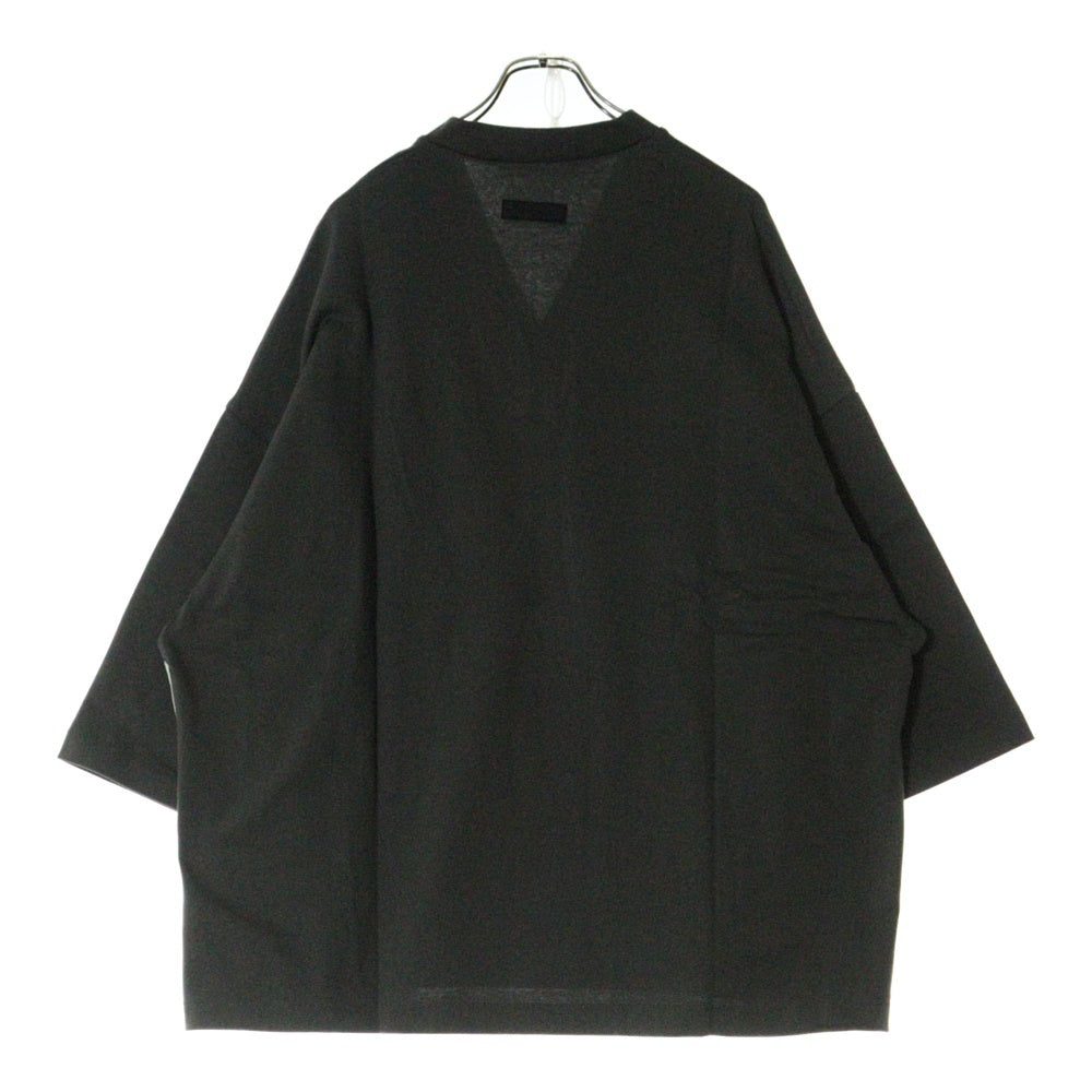 FEAR OF GOD ESSENTIALS(フィアオブゴッド エッセンシャルズ) FOOTBALL TEE フットボール フロントロゴ Vネック半袖Tシャツ カットソーカーキ