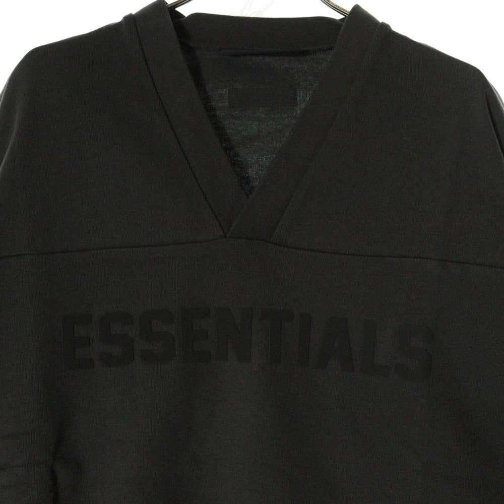 FEAR OF GOD ESSENTIALS(フィアオブゴッド エッセンシャルズ) FOOTBALL TEE フットボール フロントロゴ Vネック半袖Tシャツ カットソーカーキ