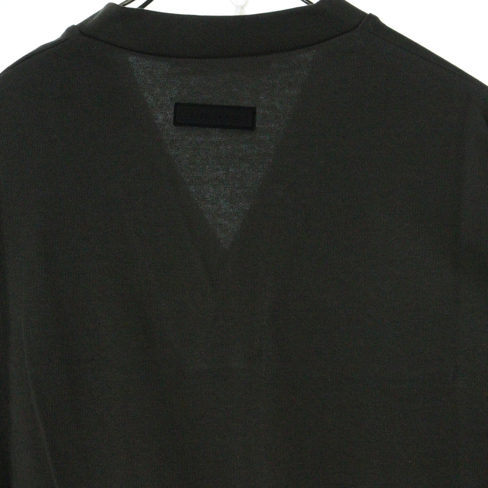 FEAR OF GOD ESSENTIALS(フィアオブゴッド エッセンシャルズ) FOOTBALL TEE フットボール フロントロゴ Vネック半袖Tシャツ カットソーカーキ