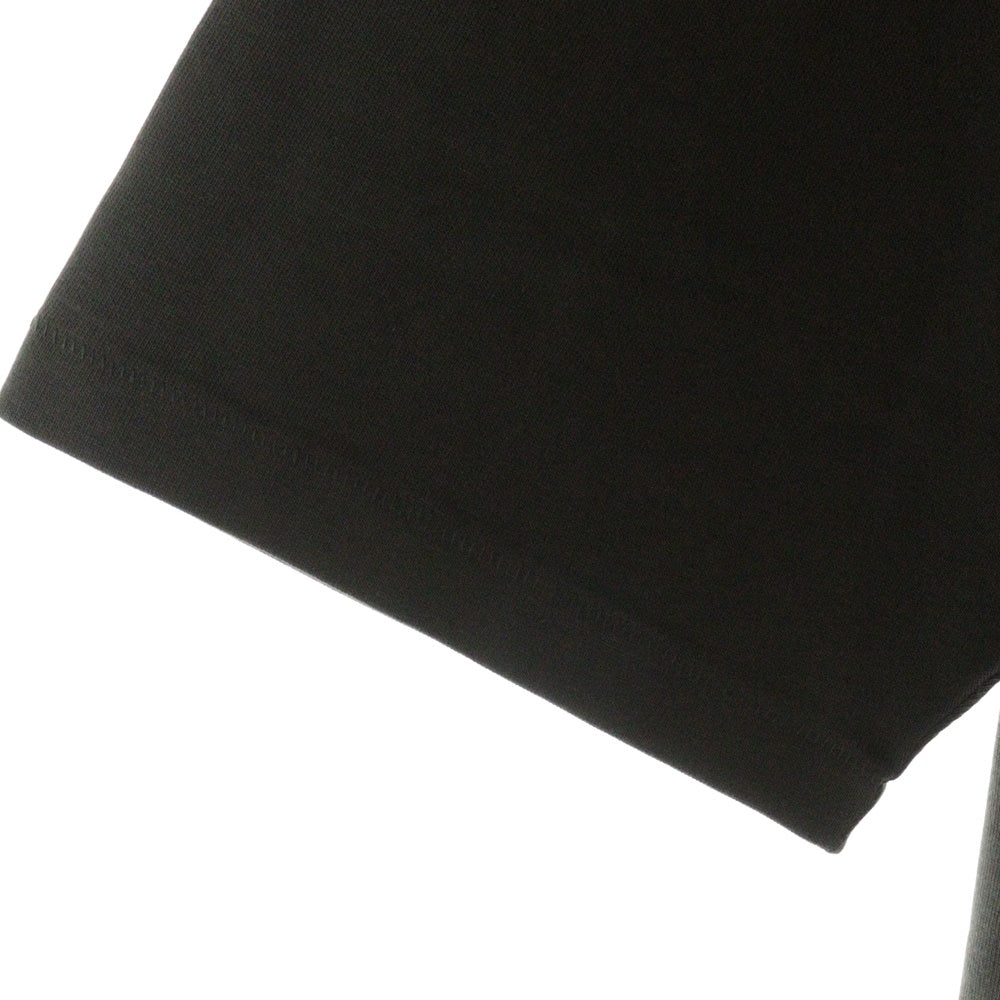FEAR OF GOD ESSENTIALS(フィアオブゴッド エッセンシャルズ) FOOTBALL TEE フットボール フロントロゴ Vネック半袖Tシャツ カットソーカーキ