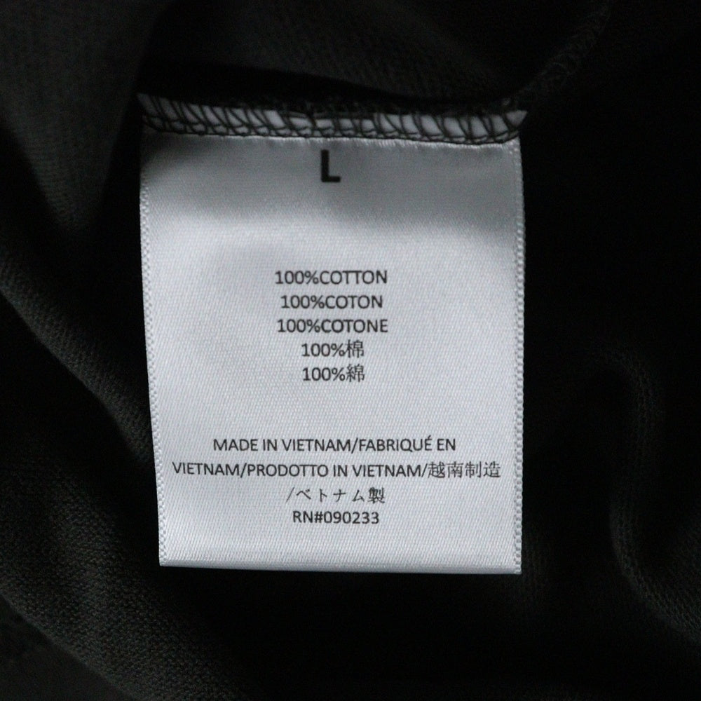 FEAR OF GOD ESSENTIALS(フィアオブゴッド エッセンシャルズ) FOOTBALL TEE フットボール フロントロゴ Vネック半袖Tシャツ カットソーカーキ