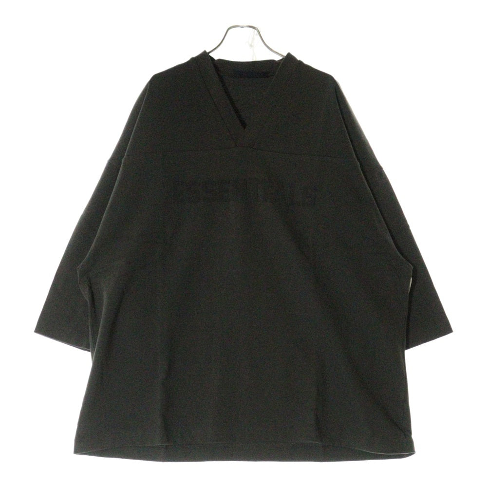 FEAR OF GOD ESSENTIALS(フィアオブゴッド エッセンシャルズ) FOOTBALL TEE フットボール フロントロゴ Vネック半袖Tシャツ カットソーカーキ
