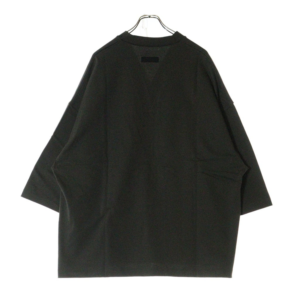 FEAR OF GOD ESSENTIALS(フィアオブゴッド エッセンシャルズ) FOOTBALL TEE フットボール フロントロゴ Vネック半袖Tシャツ カットソーカーキ