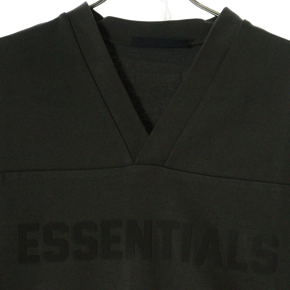 FEAR OF GOD ESSENTIALS(フィアオブゴッド エッセンシャルズ) FOOTBALL TEE フットボール フロントロゴ Vネック半袖Tシャツ カットソーカーキ