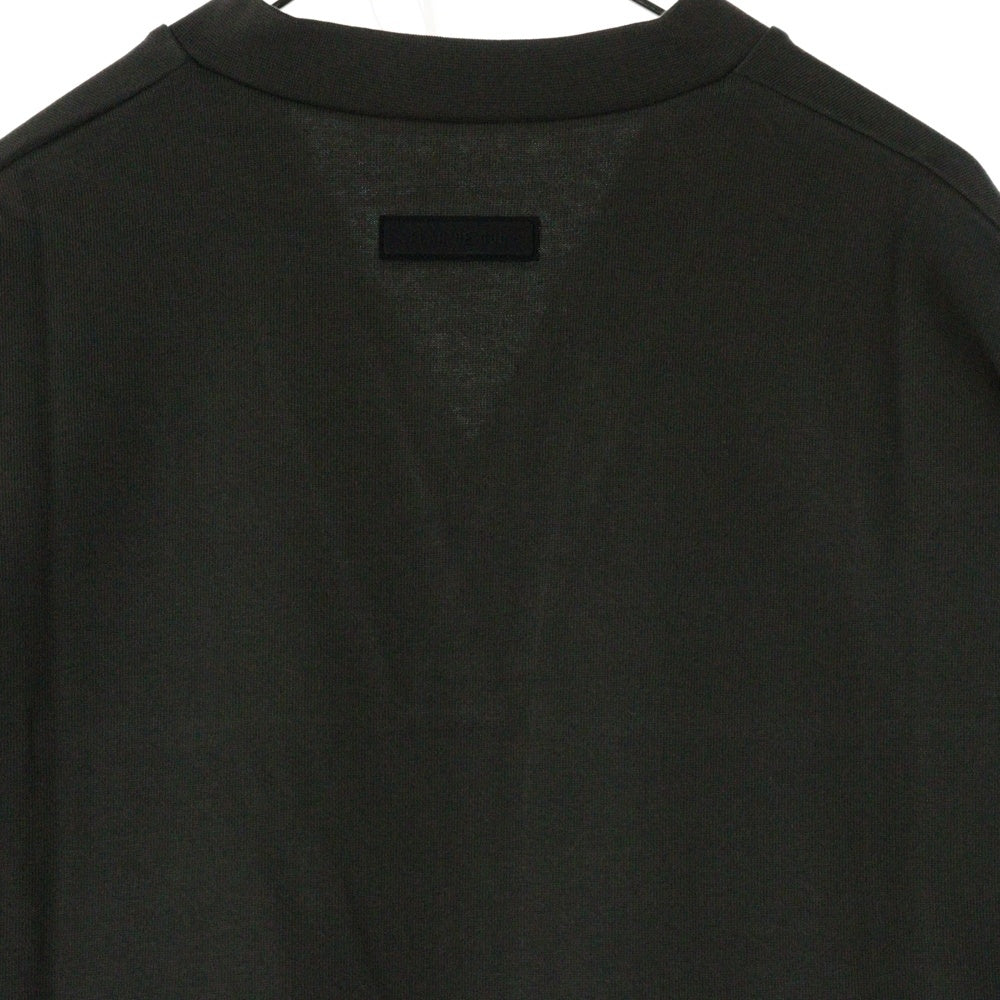 FEAR OF GOD ESSENTIALS(フィアオブゴッド エッセンシャルズ) FOOTBALL TEE フットボール フロントロゴ Vネック半袖Tシャツ カットソーカーキ