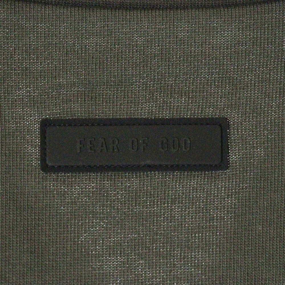 FEAR OF GOD ESSENTIALS(フィアオブゴッド エッセンシャルズ) FOOTBALL TEE フットボール フロントロゴ Vネック半袖Tシャツ カットソーカーキ