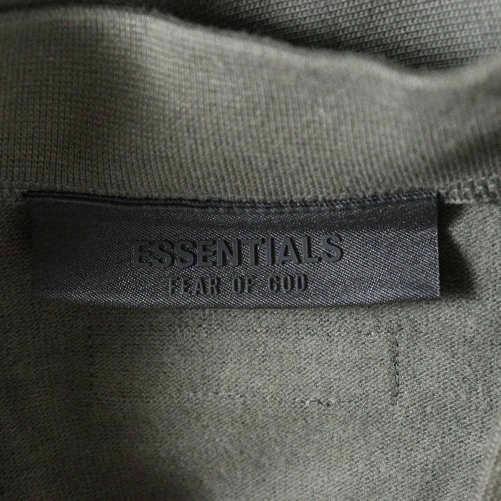 FEAR OF GOD ESSENTIALS(フィアオブゴッド エッセンシャルズ) FOOTBALL TEE フットボール フロントロゴ Vネック半袖Tシャツ カットソーカーキ