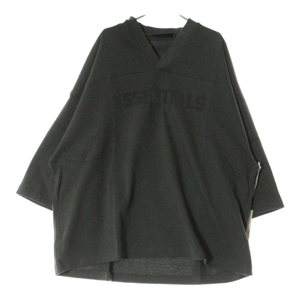 FEAR OF GOD ESSENTIALS(フィアオブゴッド エッセンシャルズ) FOOTBALL TEE フットボール フロントロゴ Vネック半袖Tシャツ カットソーカーキ