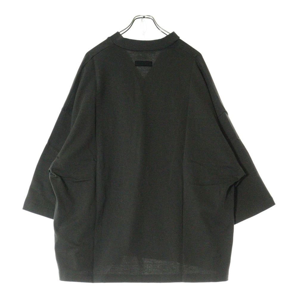 FEAR OF GOD ESSENTIALS(フィアオブゴッド エッセンシャルズ) FOOTBALL TEE フットボール フロントロゴ Vネック半袖Tシャツ カットソーカーキ