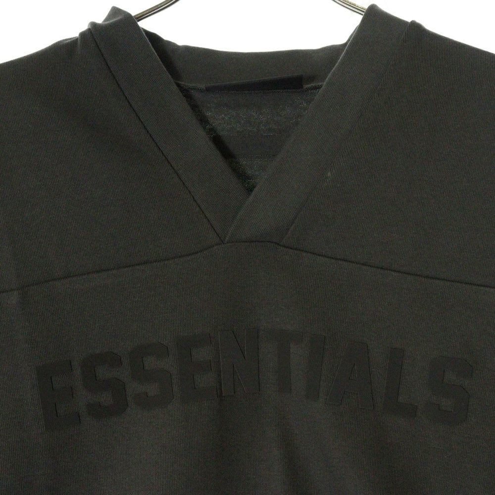 FEAR OF GOD ESSENTIALS(フィアオブゴッド エッセンシャルズ) FOOTBALL TEE フットボール フロントロゴ Vネック半袖Tシャツ カットソーカーキ