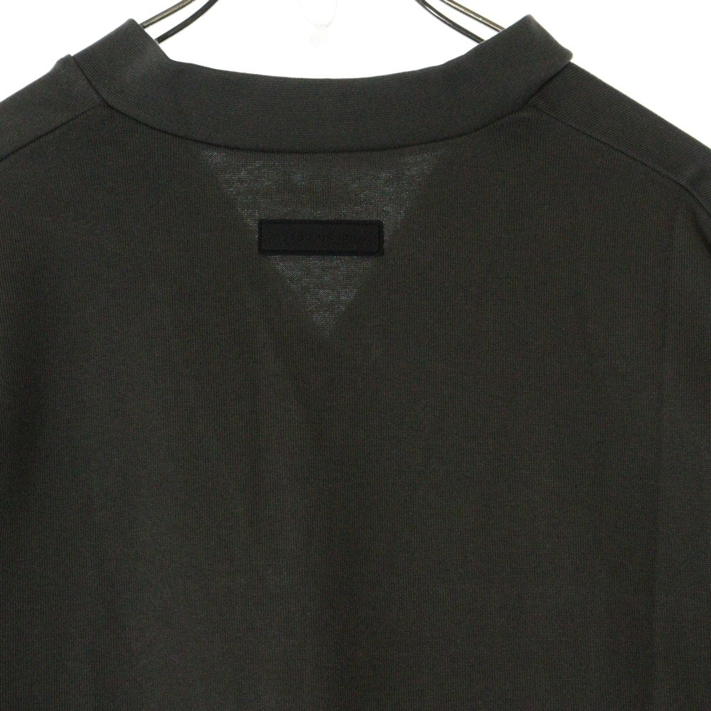 FEAR OF GOD ESSENTIALS(フィアオブゴッド エッセンシャルズ) FOOTBALL TEE フットボール フロントロゴ Vネック半袖Tシャツ カットソーカーキ