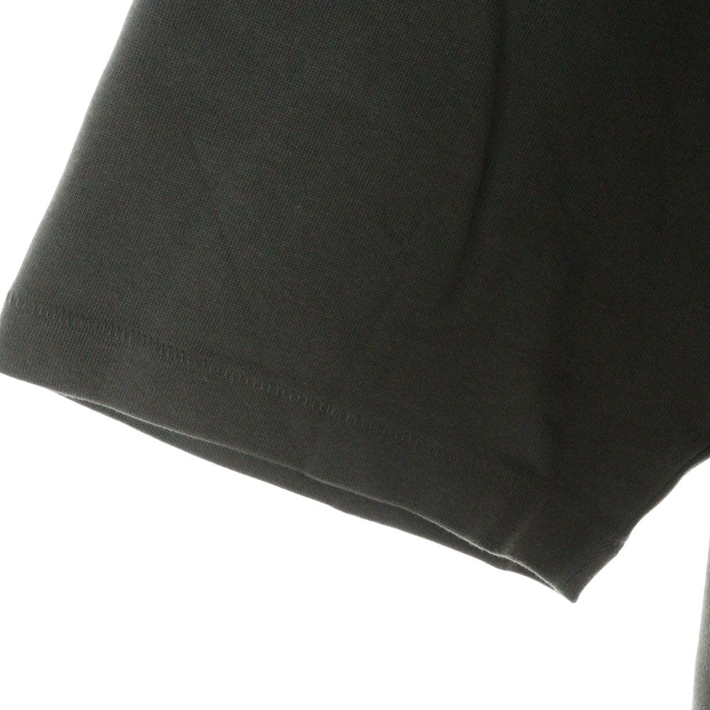 FEAR OF GOD ESSENTIALS(フィアオブゴッド エッセンシャルズ) FOOTBALL TEE フットボール フロントロゴ Vネック半袖Tシャツ カットソーカーキ