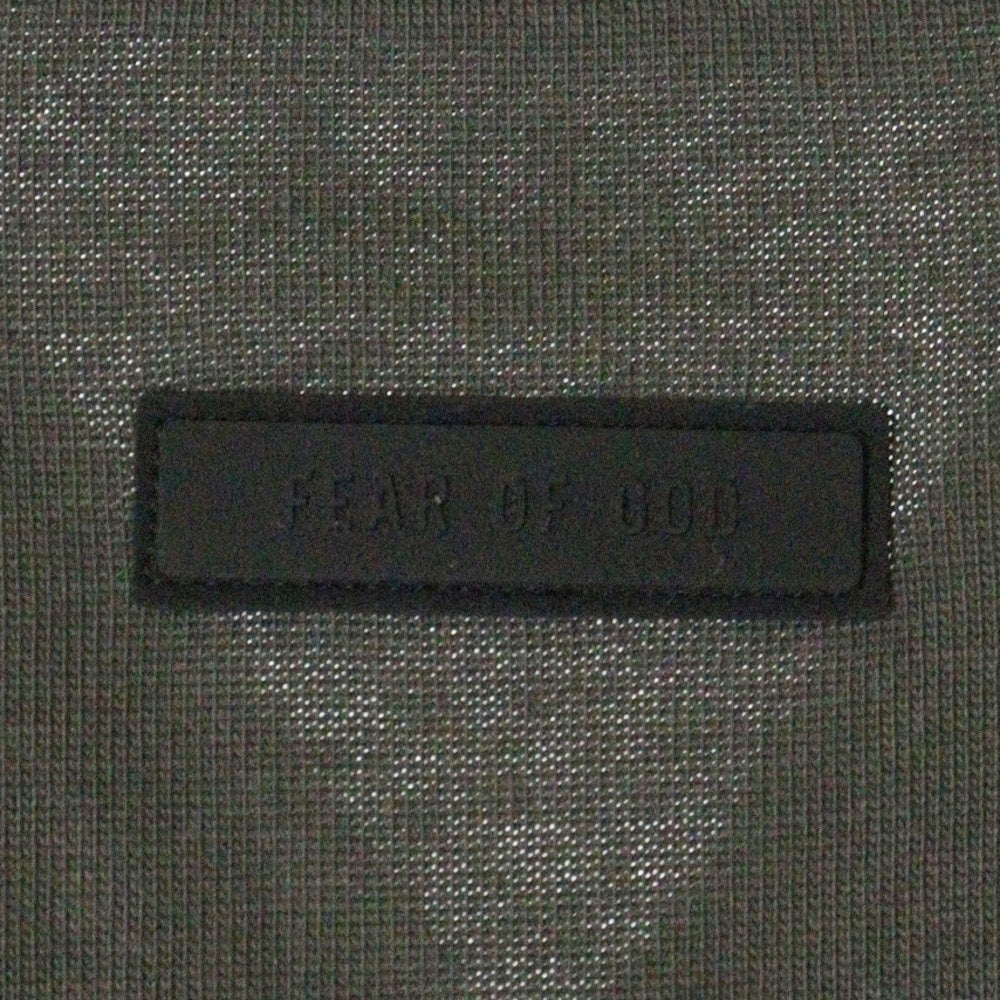 FEAR OF GOD ESSENTIALS(フィアオブゴッド エッセンシャルズ) FOOTBALL TEE フットボール フロントロゴ Vネック半袖Tシャツ カットソーカーキ