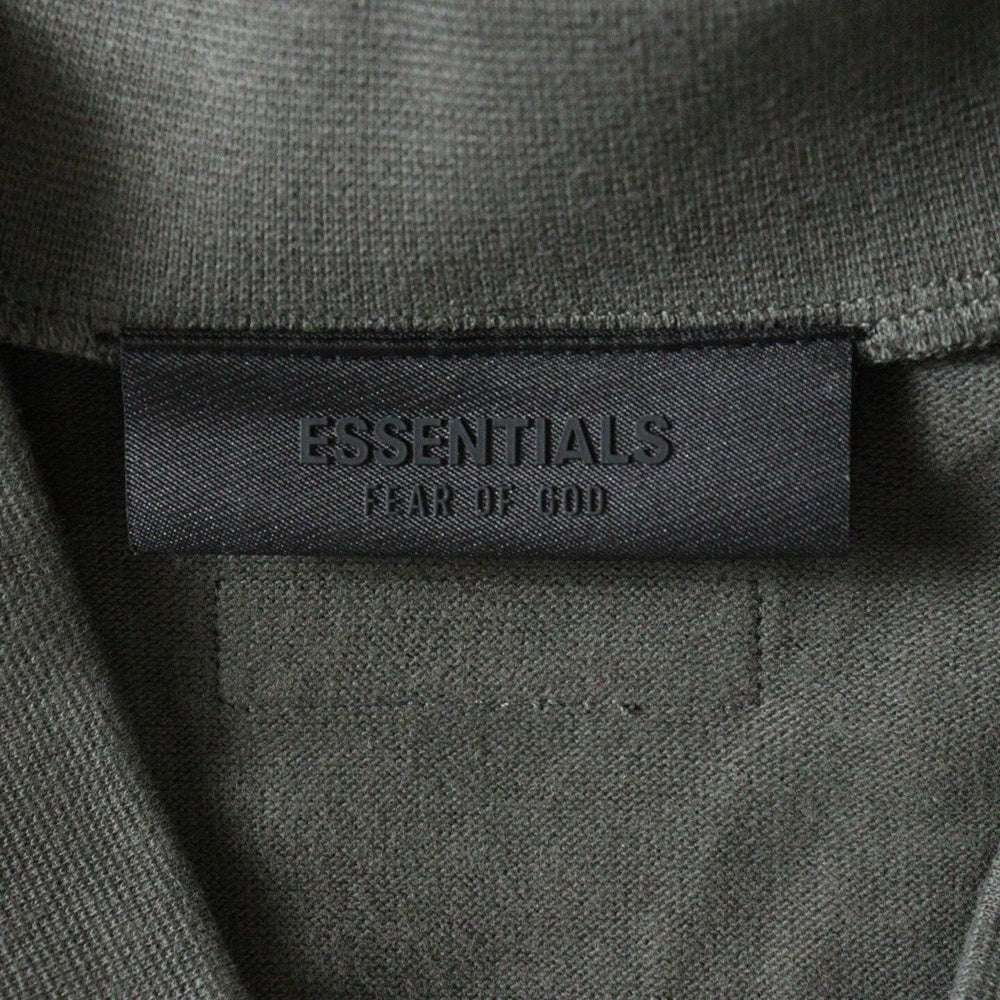 FEAR OF GOD ESSENTIALS(フィアオブゴッド エッセンシャルズ) FOOTBALL TEE フットボール フロントロゴ Vネック半袖Tシャツ カットソーカーキ