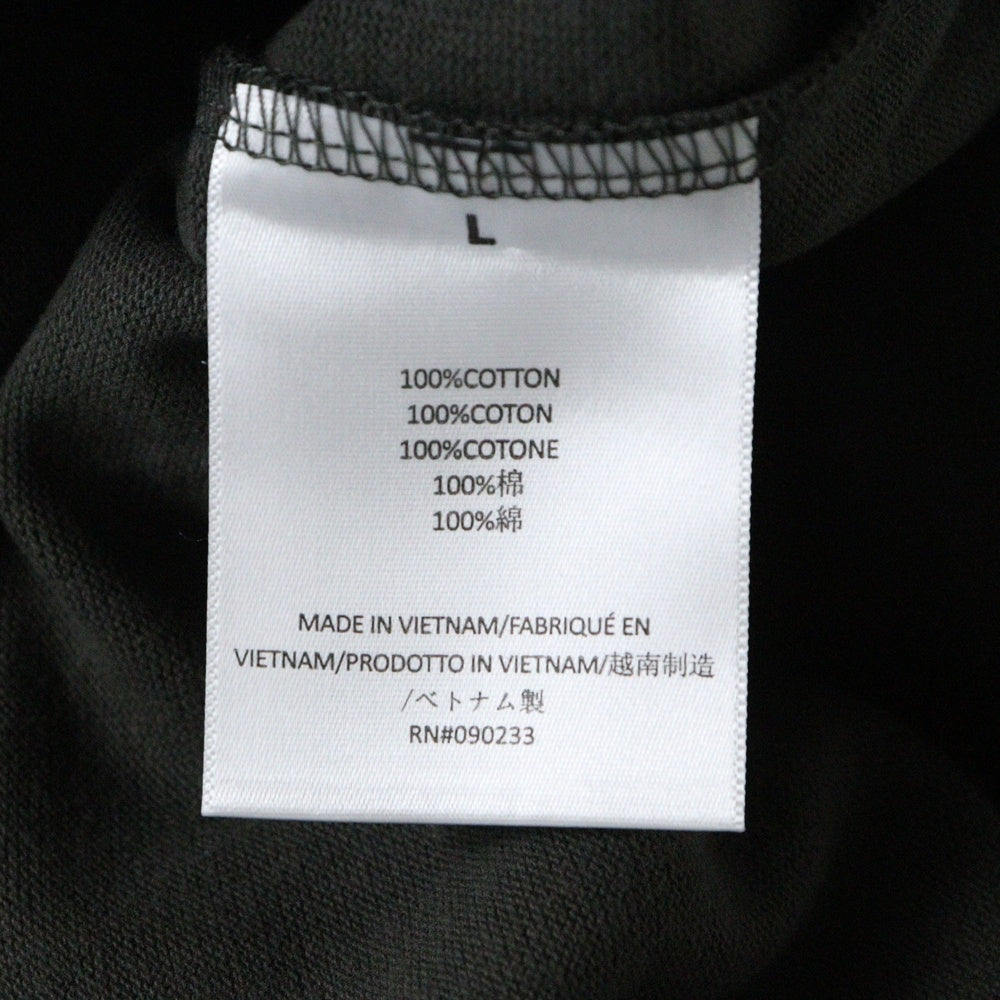 FEAR OF GOD ESSENTIALS(フィアオブゴッド エッセンシャルズ) FOOTBALL TEE フットボール フロントロゴ Vネック半袖Tシャツ カットソーカーキ