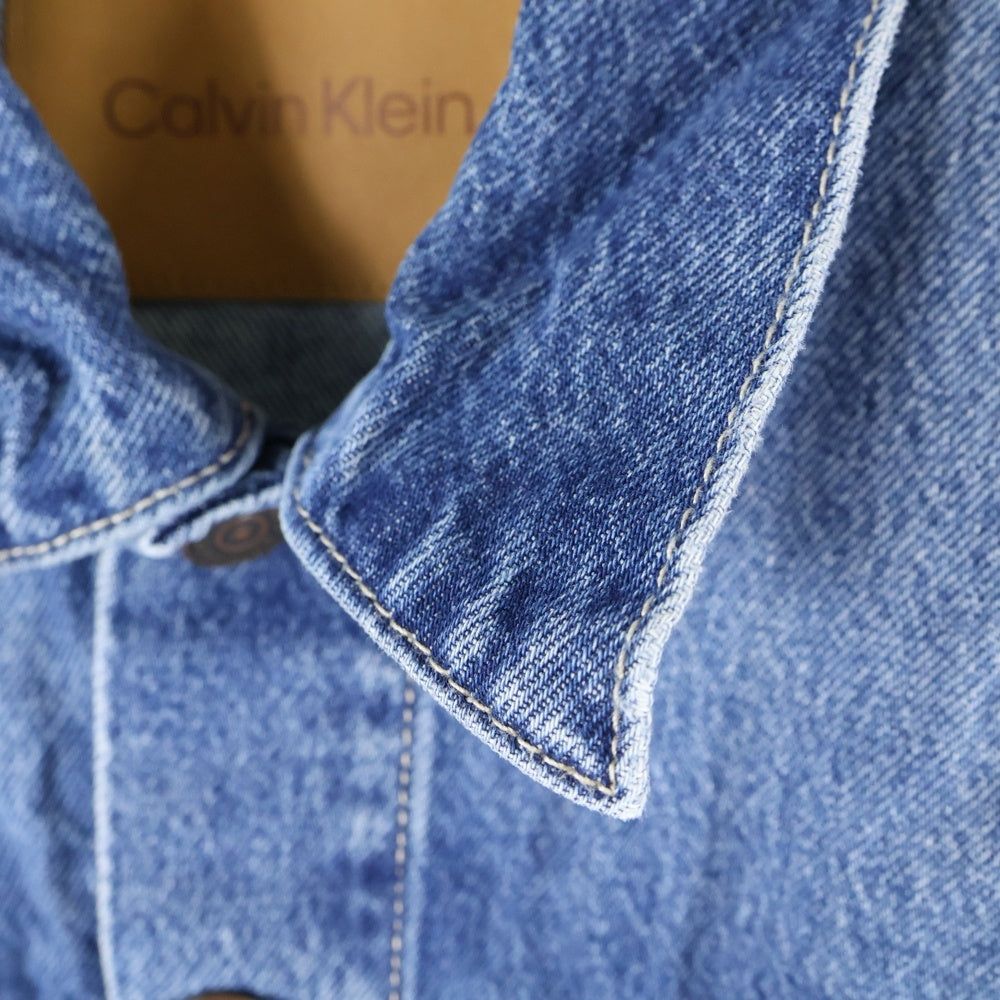 Calvin Klein(カルバンクライン) LOGO DENIM JACKET ロゴパッチ デニム トラッカージャケット インディゴ 40TM715