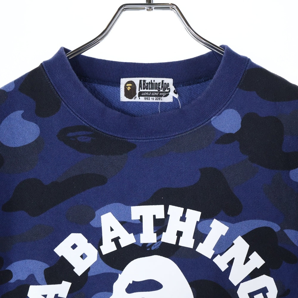 A BATHING APE(アベイシングエイプ) COLOR CAMO COLLEGE CREWNECK カモ総柄 ロゴプリント クルーネックスウェットトレーナー ブルー 001SWI301015M