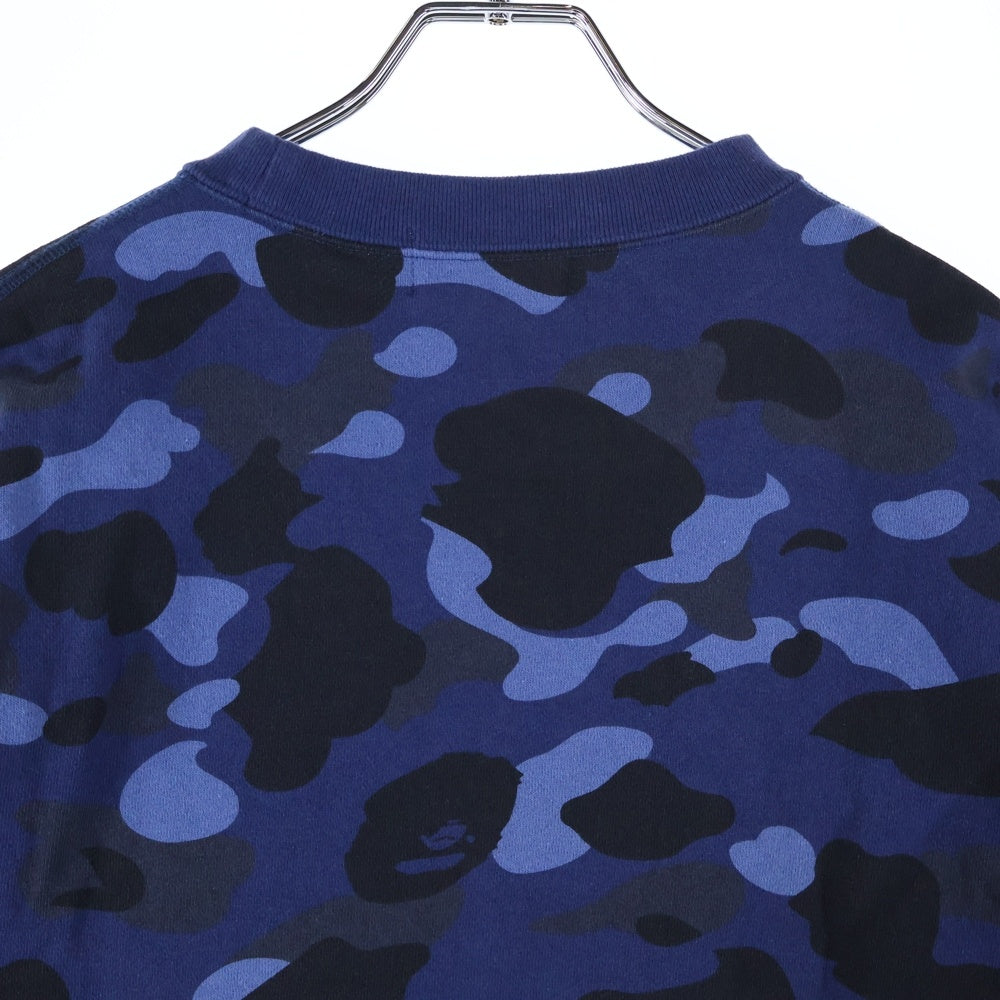 A BATHING APE(アベイシングエイプ) COLOR CAMO COLLEGE CREWNECK カモ総柄 ロゴプリント クルーネックスウェットトレーナー ブルー 001SWI301015M