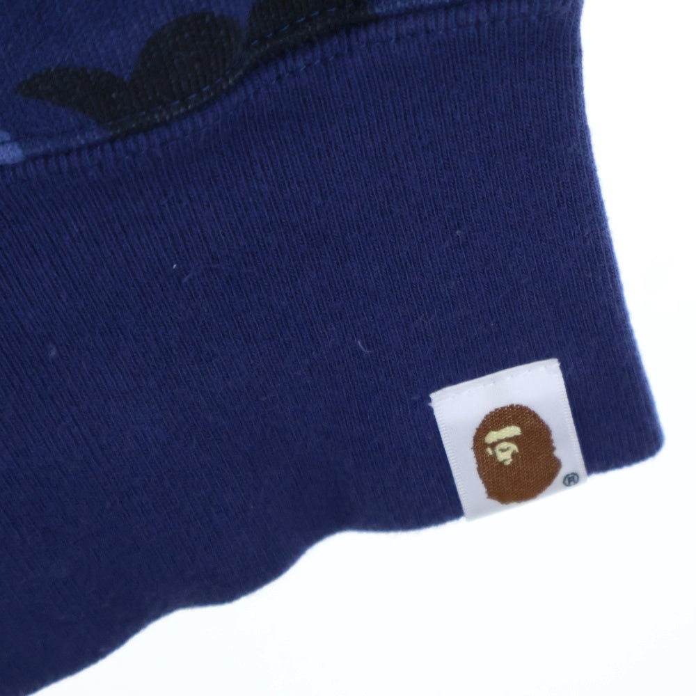 A BATHING APE(アベイシングエイプ) COLOR CAMO COLLEGE CREWNECK カモ総柄 ロゴプリント クルーネックスウェットトレーナー ブルー 001SWI301015M