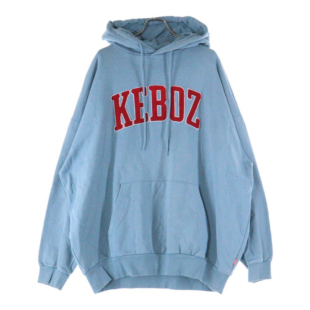 KEBOZ(ケボズ) センターロゴパッチ フーデットスウェットパーカー ブルー/レッド