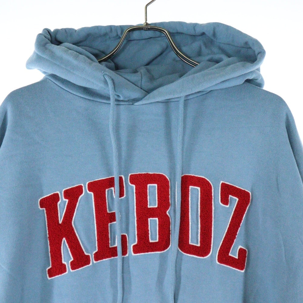 KEBOZ(ケボズ) センターロゴパッチ フーデットスウェットパーカー ブルー/レッド