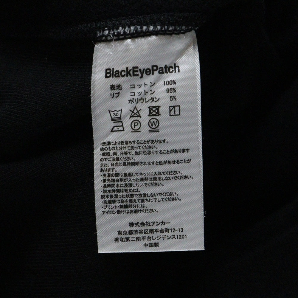 THE BLACK EYE PATCH(ブラックアイパッチ) 取扱注意 センターパッチ バックプリント クルーネック スウェット トレーナー ブラック