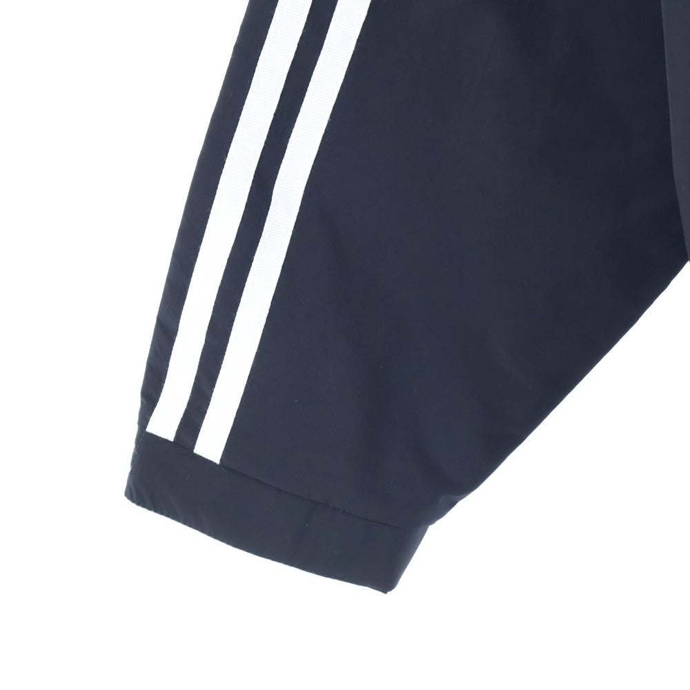 adidas(アディダス) ロゴパッチ付き サイドライン ジップアップ フーデッドマウンテンパーカー ブラック FM1371